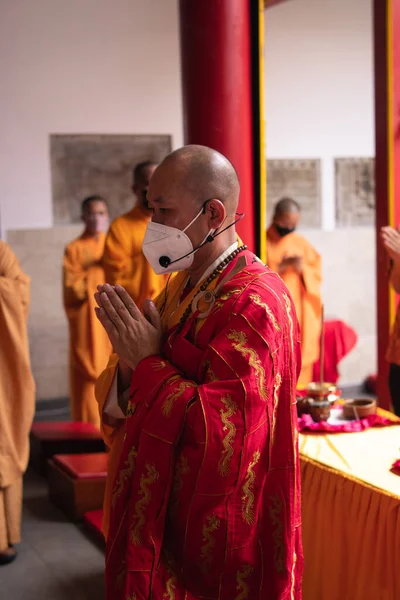 2022年1月8日 2022年1月8日 インドネシア バンドン住職が仏壇の祈祷を主導し 仏壇内の供養を行った — ストック写真