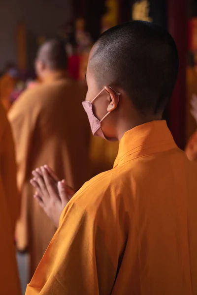 2022年1月8日 2022年1月8日 インドネシア バンドン住職が仏壇の祈祷を主導し 仏壇内の供養を行った — ストック写真