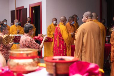 Bandung, Endonezya - 8 Ocak 2022: Keşişler mihrapta toplanıp Buda sunağının içindeki cemaatle dua ediyorlar.