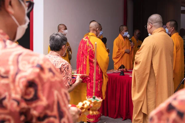 2022年1月8日 2022年1月8日 インドネシア バンドン 僧侶が仏壇内の会衆と共にお祈りをする — ストック写真