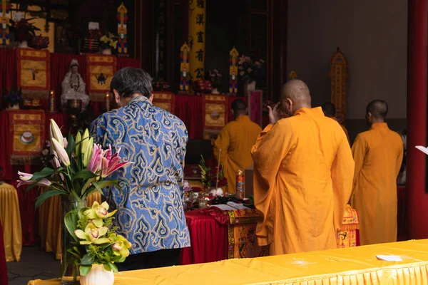 Bandung Indonésia Janeiro 2022 Monges Com Vestes Laranja Altar Orando — Fotografia de Stock