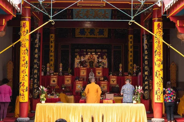 Bandung Indonésia Janeiro 2022 Monges Com Vestes Laranja Altar Orando — Fotografia de Stock