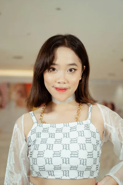 Seorang Wanita Asia Yang Cantik Berpose Dalam Gaun Putih Dengan — Stok Foto