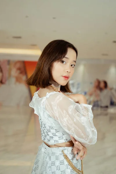 Wanita Asia Cantik Dengan Kostum Dansa Putih Dengan Rantai Emas — Stok Foto