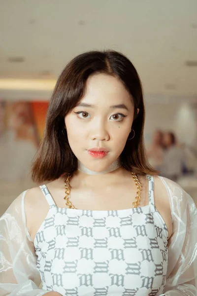 Wanita Asia Mengenakan Motif Putih Tank Top Make Dan Rambut — Stok Foto