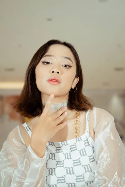 Asiática Adolescente Vestindo Traje Dança Branca Com Cinto Dourado Corrente — Fotografia de Stock