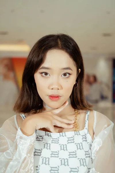 Wanita Asia Yang Cantik Berdandan Sambil Mengenakan Gaun Menari Putih — Stok Foto