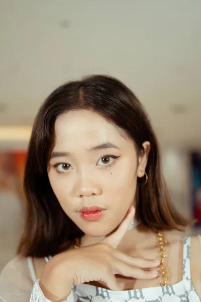 Remaja Asia Mengenakan Kostum Tarian Putih Dengan Sabuk Emas Dan — Stok Foto