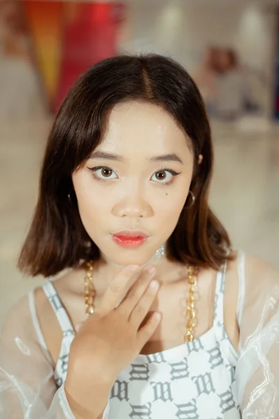 Remaja Asia Mengenakan Kostum Tarian Putih Dengan Sabuk Emas Dan — Stok Foto