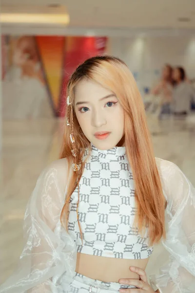 Chinese Teenager White Motif Dress While Wearing Makeup Brown Hair — Stock Photo, Image