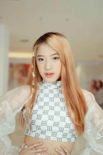 Wanita Jepang Mengenakan Gaun Putih Dan Make Saat Rambut Coklat — Stok Foto