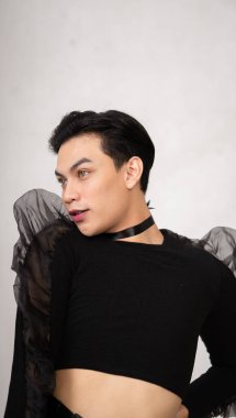 Sahne arkasında gösteri başlamadan önce siyah dans kostümü giyen güzel Asyalı adam.