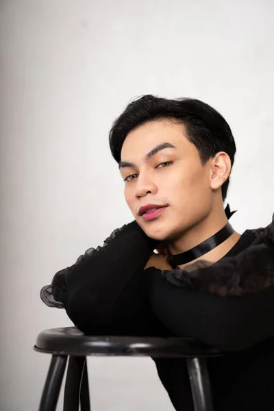 Krásný Asijský Muž Pózuje Křeslem Zatímco Sobě Černý Kostým Make — Stock fotografie