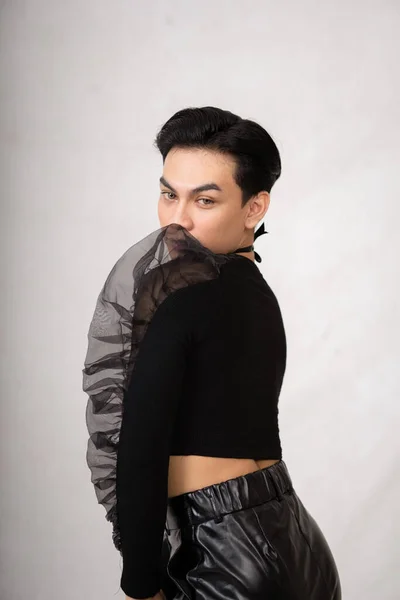 Transgender Muž Pózuje Černých Šatech Elegantním Obličejem Černými Vlasy Uvnitř — Stock fotografie