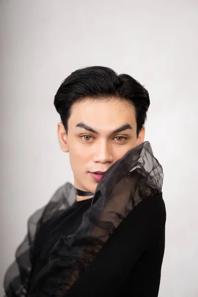 Pria Asia Yang Cantik Mengenakan Kostum Tarian Hitam Sebelum Pertunjukan — Stok Foto