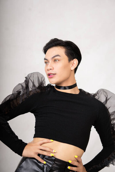 Красивый азиат в чёрном танцевальном костюме перед началом выступления за кулисами