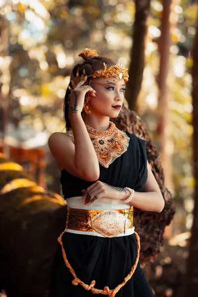 Tribal Queen Makeup While Wearing Gold Crown Gold Necklace Black — Stock Photo, Image