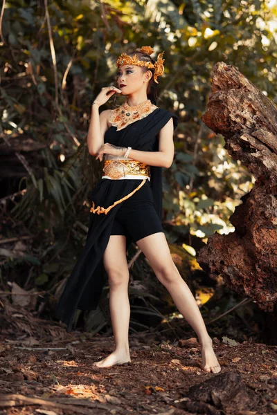 Красива Плем Жінка Золотій Короні Чорному Костюмі Всередині Джунглів — стокове фото