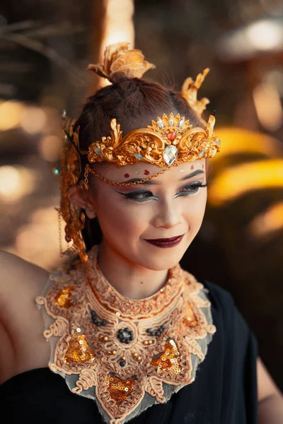 丛林里穿着黑色服装头戴金色王冠的美丽部落女人 — 图库照片