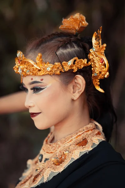 Face Asian Woman Golden Jewelry Her Body While Wearing Black — Stock Photo, Image