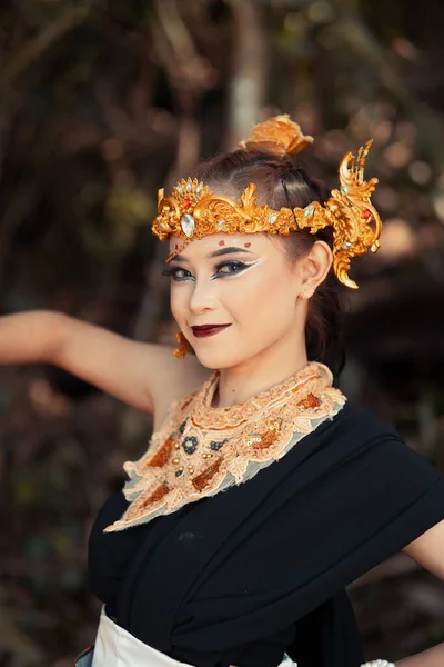 Обличчя Жінки Азії Золотими Прикрасами Тілі Одягненої Чорний Костюм Щасливим — стокове фото