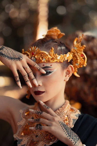 Exotic Woman Her Bold Makeup While Wearing Golden Accessories Her — Stock Photo, Image