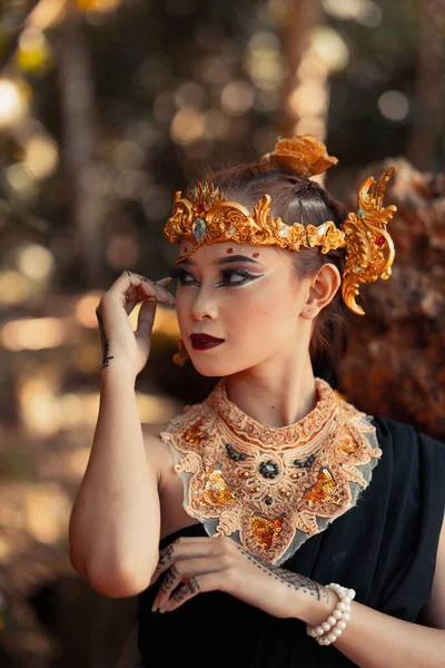 Tribal Queen Makeup While Wearing Gold Crown Gold Necklace Black — Stock Photo, Image