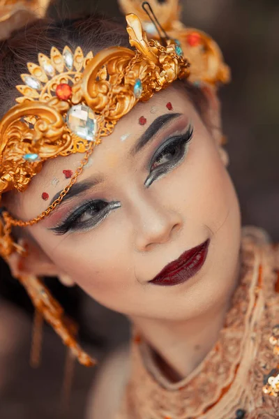 Close Face Asian Woman Makeup Wearing Gold Crown Gold Accessories — Stock Photo, Image