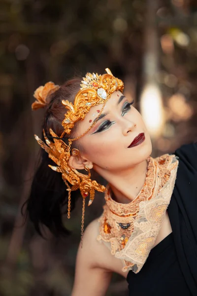 Close Face Asian Woman Makeup Wearing Gold Crown Gold Accessories — Stock Photo, Image