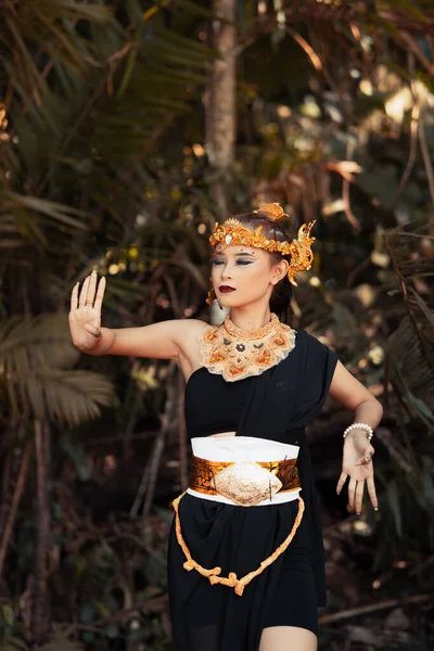 Balinese Woman Wearing Gold Crown Gold Necklace Her Makeup Beautiful — Stock Photo, Image