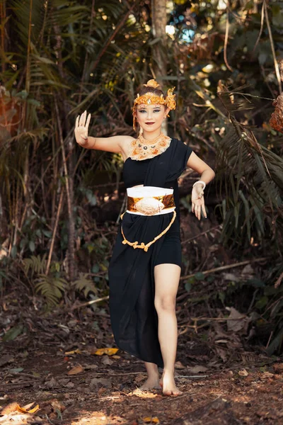 Яванська Жінка Танцює Чорному Даху Цистерни Чорній Спідниці Золотою Короною — стокове фото
