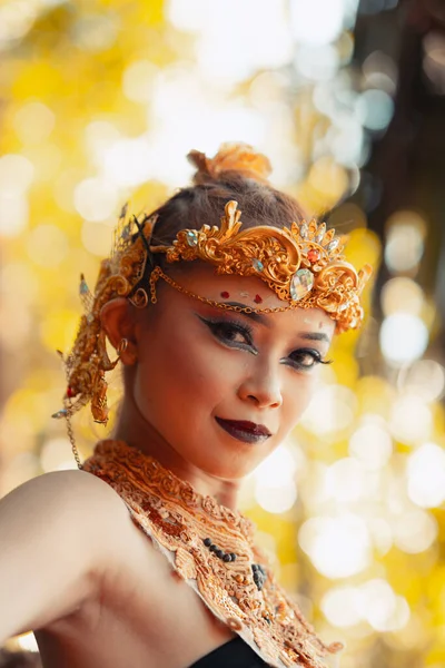 Portret Azjatki Ubranej Złotą Koronę Złoty Naszyjnik Swoim Wspaniałym Makijażem — Zdjęcie stockowe