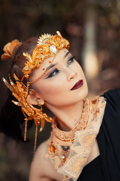 Close Face Asian Woman Makeup Wearing Gold Crown Gold Accessories — Stock Photo, Image