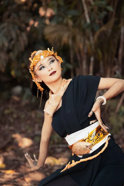 Wanita Asia Berpose Dengan Tangannya Saat Mengenakan Gaun Hitam Dan — Stok Foto