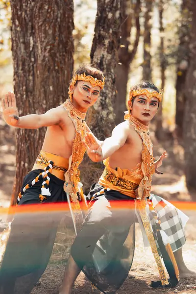 Два Балийских Мужчины Танцуют Вместе Перед Деревом Золотой Короне Золотых — стоковое фото