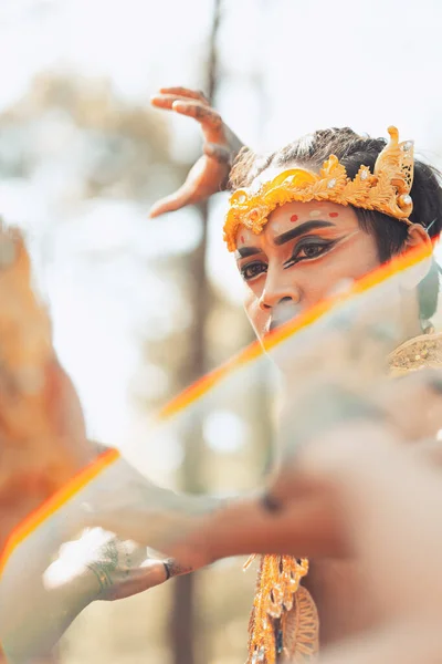 Hombre Asiático Enfrenta Maquillaje Con Una Corona Dorada Cabeza Enojado —  Fotos de Stock