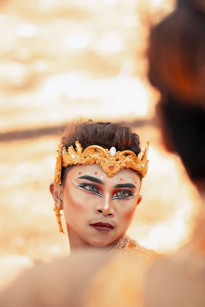 Homem Asiático Enfrenta Maquiagem Com Uma Coroa Dourada Sua Cabeça — Fotografia de Stock