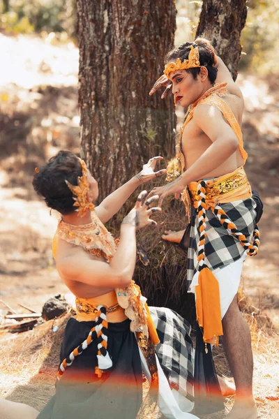 Dva Asijští Muži Pózují Společně Zlatou Korunou Rukou Nosí Džungli — Stock fotografie