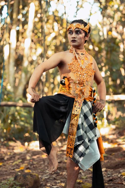 Balinese Man Raise Feet Dance Pose Golden Costumes Golden Crowns — Stock Photo, Image