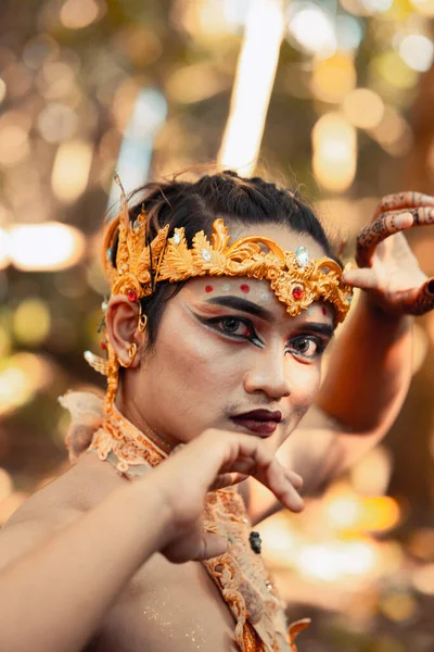 Rostros Enojados Hombre Asiático Con Una Corona Dorada Cabeza Mientras —  Fotos de Stock