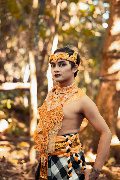 Portret Azjaty Złotej Koronie Złotym Naszyjniku Bez Koszuli Dżungli — Zdjęcie stockowe