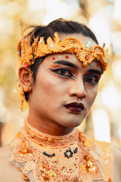 Porträt Eines Javanischen Mannes Mit Goldkrone Und Goldkette Geschminktem Hemd — Stockfoto