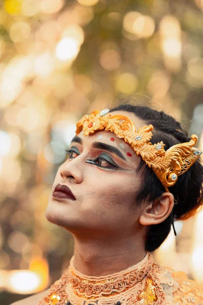 Portret Jawajczyka Złotej Koronie Złotym Naszyjniku Bez Makijażu Lesie — Zdjęcie stockowe