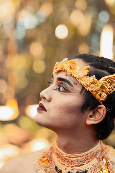 Retrato Homem Javanês Vestindo Uma Coroa Ouro Colar Ouro Maquiagem — Fotografia de Stock