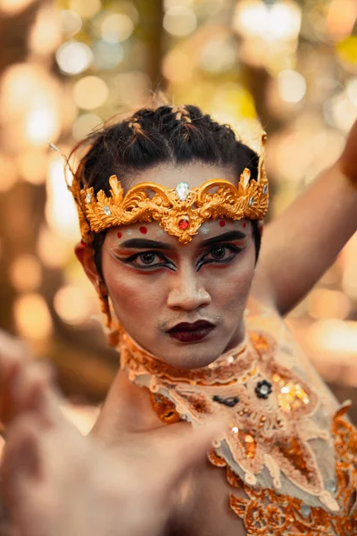 Tańcząca Poza Przerażającym Balijczykiem Złotym Naszyjnikiem Koroną Ciele Bez Koszuli — Zdjęcie stockowe