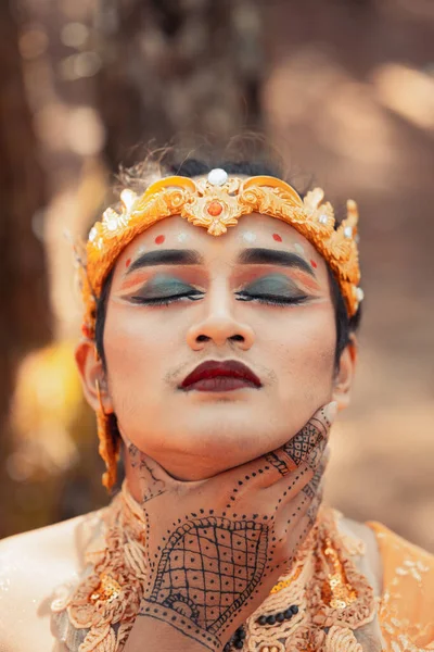 Man Covering His Mouth His Hand While Golden Accessories Body — Stock Photo, Image