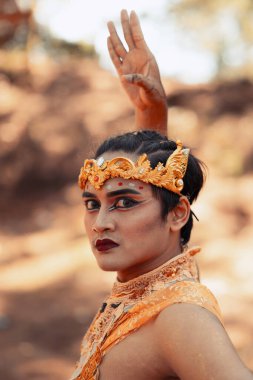 Altın tacı olan bir kral ormanda ağacın önünde dans ediyordu.