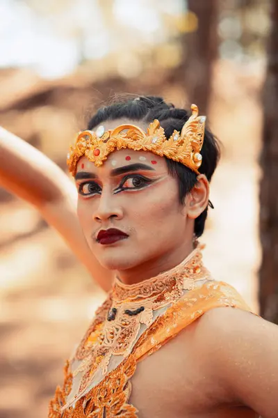 Eine Tänzerin Posiert Mit Gestreiften Kleidern Und Goldener Krone Auf — Stockfoto
