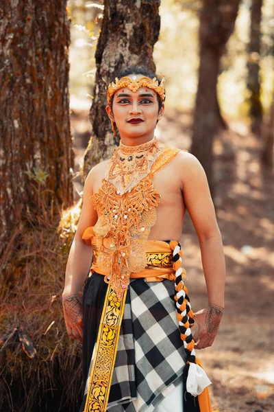Balijský Muž Stojící Lese Zlatou Korunou Zlatým Náhrdelníkem Denního Světla — Stock fotografie