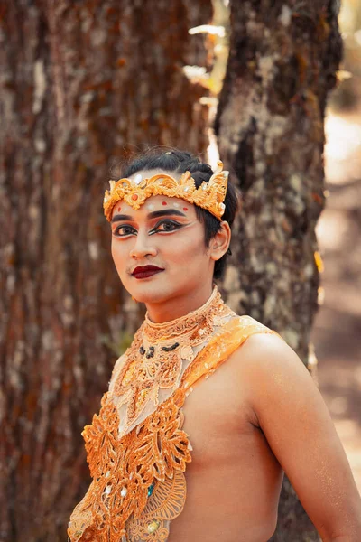 Homem Balinês Floresta Enquanto Usava Uma Coroa Ouro Colar Dourado — Fotografia de Stock